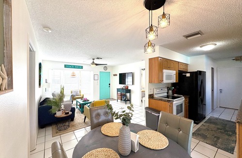 South Venice House | Relaxing Poolside- a Private Oasis -heated pool- 7min to beach-2 King beds