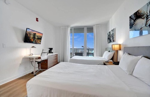 Hallandale Beach Hotel | Relaxing Studio Private Balcony Pool Beach
