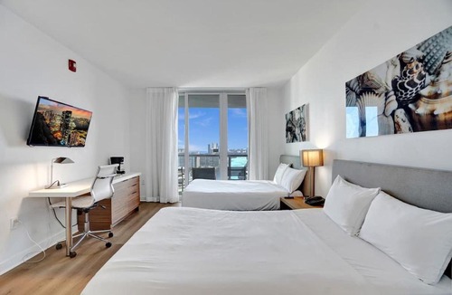 Hallandale Beach Hotel | Relaxing Studio Private Balcony Pool Beach