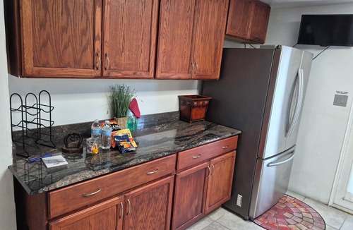 West Park House | Renovated 2-bedroom house in West Park with AC