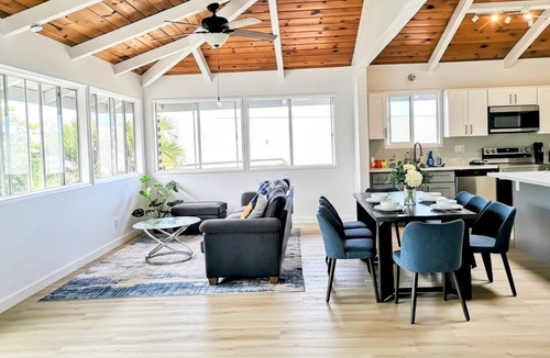 Kona Palisades House | Renovated 3BR w/AC, Vaulted Ceilings & Lanai Ocean View Near Airport