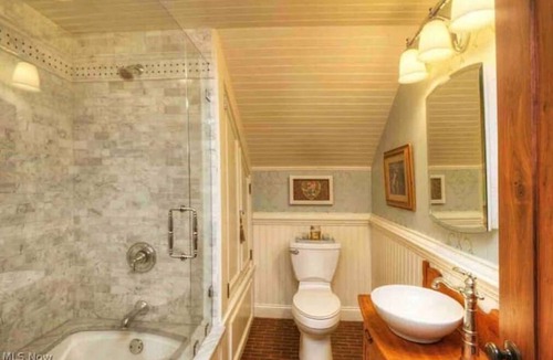Olmsted Falls House | River Front Estate with Charming Guesthouse