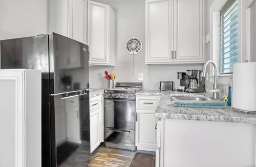 Tropic Apartment | River Views Full Apt 1bd/1ba Kayaks & Walk to EGAD