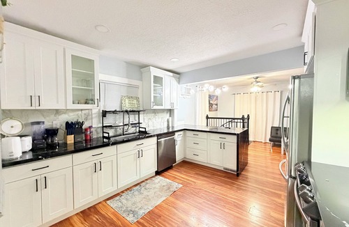 Tukwila Cottage | RiverFront 3bdr House Next to Airport, I5, Golfing, Casino, Mall, Boeing Mesuem