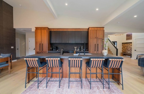 Hunter House | Riverside Hot Tub, Cedar Sauna & Resort Access
