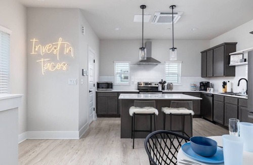 Mahncke Park House | Riverwalk-Pearl Luxe Townhome | 1mi. Pearl Brewery