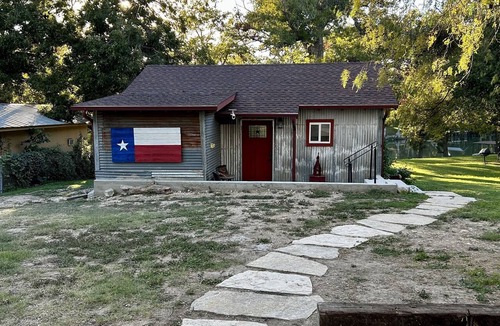 Seguin Cabin | Romantic Cabin for Two! 12 miles to Schlitterbahn/New Braunfels, Gruene Texas.