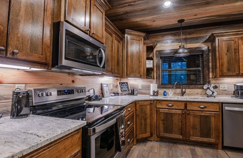Hochatown Cabin | Romantic Music-Inspired Cabin with Hot Tub, Spa Bath, Outdoor TV & Fireplaces