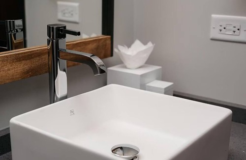 North Park City Hotel | Room with Enchanting Mountain Feel & Relaxation Amenities | 4 Family Ready Stay