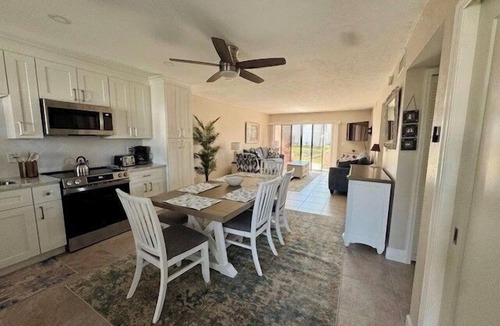 Bradenton Beach Condo | Runaway Bay 135 - Beach, Pool, gym and bay