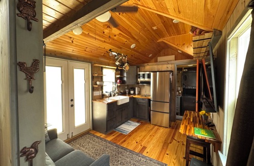 Mohawk Cabin | Rustic 2 bedroom Tiny Home in charming Bybee