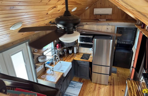 Mohawk Cabin | Rustic 2 bedroom Tiny Home in charming Bybee