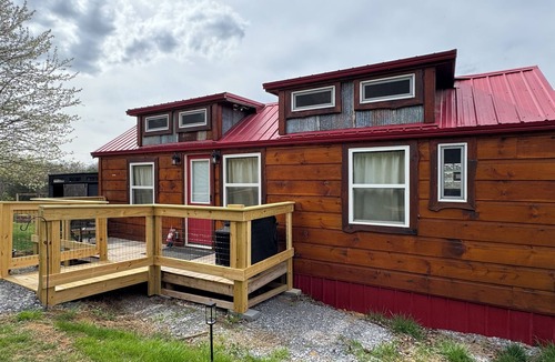 Mohawk Cabin | Rustic 2 bedroom Tiny Home in charming Bybee
