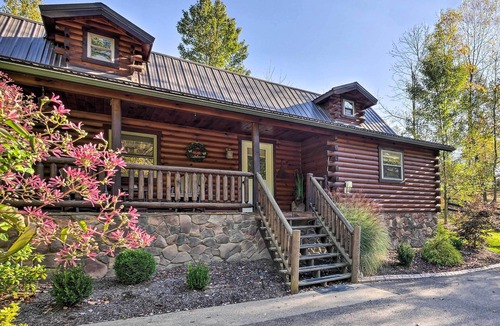 Dundee Cottage | Rustic Dundee Log Cabin w/Hot Tub & Forest Views!