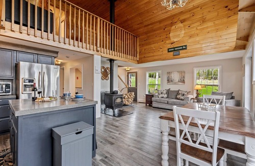 Rangeley House | S Diamond S Retreat | Huge Backyard & Hot Tub – 2 Miles to Town!