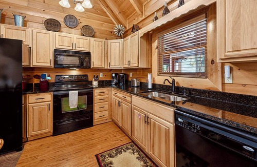 Sevierville Ski Chalet | Scenic View, King Bed, Hot Tub, Private Getaway