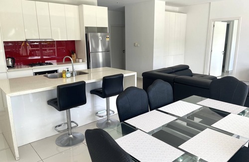 Wailoloa Apartment | Seabeds 3-bedroom Beachside Apartment Home