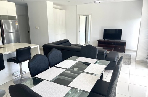 Wailoloa Apartment | Seabeds 3-bedroom Beachside Apartment Home