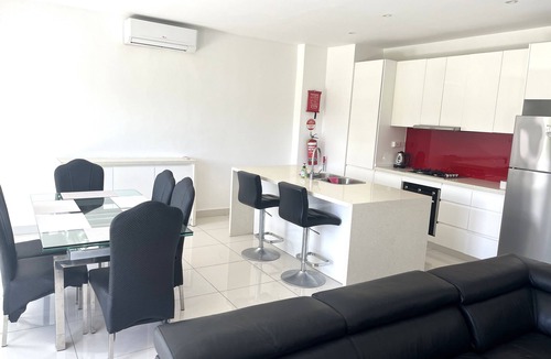 Wailoloa Apartment | Seabeds 3-bedroom Beachside Apartment Home