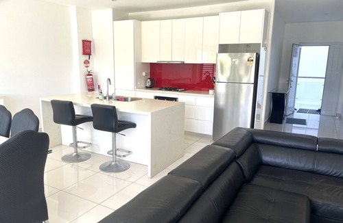 Wailoloa Apartment | Seabeds 3-bedroom Beachside Apartment Home