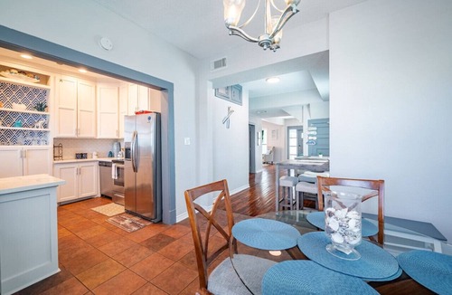 San Jacinto House | Seawall Sunrise: Steps to Beach, Dining, and Fun!