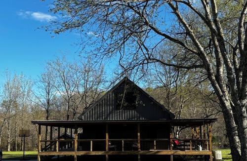 Centerville Cabin | Serene & Cozy Cabin in Middle Tennessee - Wrap Around Deck - Pet Friendly