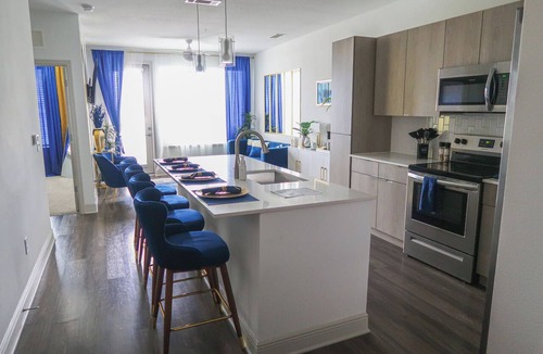 Deerwood Apartment | Serenity Retreat 1BD Lux King in Southeast Jax with Balcony and Lake View