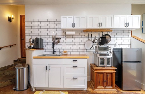 Kuau Cottage | Shaka Shack Maui Ideal Paia location! Clean Bright 2 bedroom 1 bath ohana-AC