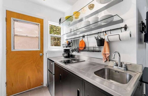 Hawaii Kai Apartment | Simple Hawaii Kai Studio with Lanai & WiFi Near the Beaches