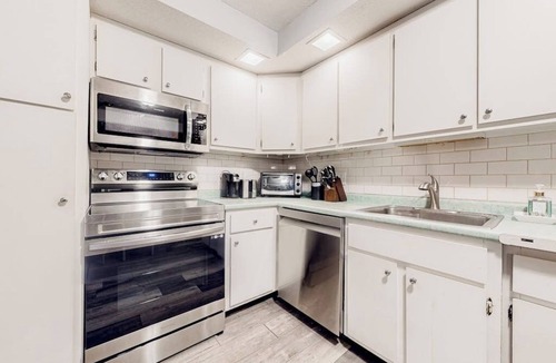 Mendon Condo | Ski getaway with pool, sauna, covered balcony, W/D access, & internet