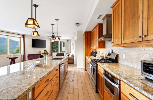 Black Mountain House | Skytop Chalet | Pet Friendly, Hot Tub & Stunning Mountain Views!