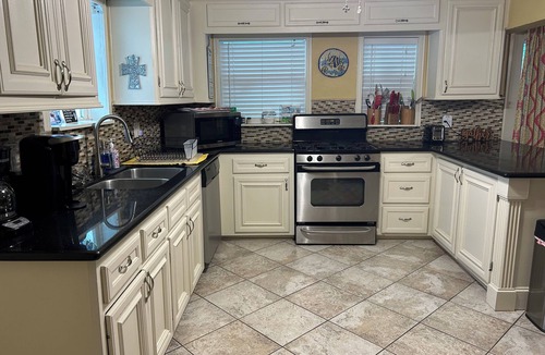 San Jacinto House | Sleep 16-7 BR & 3BA 3.5 blocks to Pleasure Pier, close to cruise port and strand