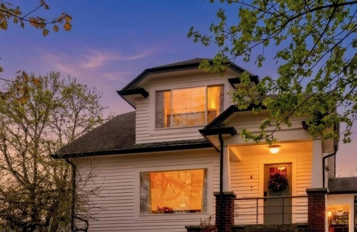 Judkins Park House | Sleeps 12 · 3-Kitchen · Walk to Link Light Rail