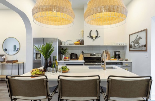 Historic Edgefield House | Sleeps 190 | Entire Hotel Near DT | The Outrider