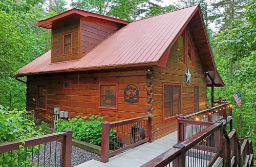 Hidden Lake Apartment | Sophisticated 3BR Cabin Luxury, Decks & Firepits