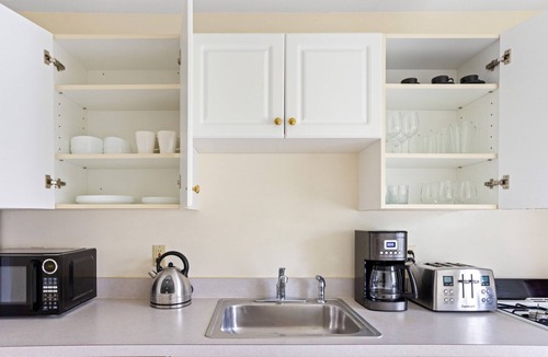 North Brookline Apartment | Spacious 1BR steps from Cooldige Corner in Brookline, by Blueground