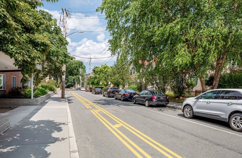 North Brookline Apartment | Spacious 1BR steps from Cooldige Corner in Brookline, by Blueground