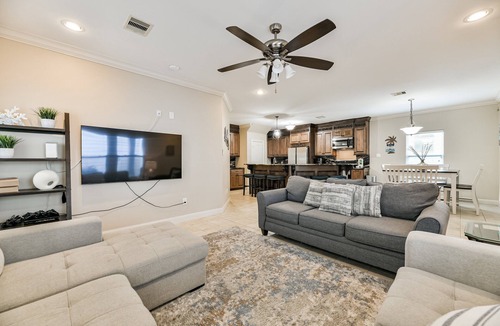 San Jacinto House | Spacious 2-story house nestled just 3 blocks away from the picturesque seawall!