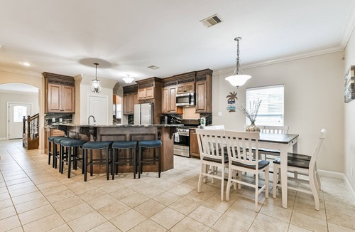 San Jacinto House | Spacious 2-story house nestled just 3 blocks away from the picturesque seawall!