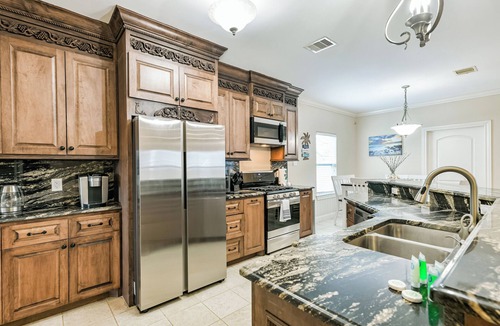 San Jacinto House | Spacious 2-story house nestled just 3 blocks away from the picturesque seawall!