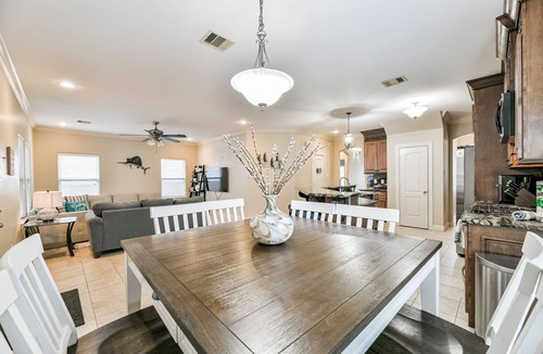 San Jacinto House | Spacious 2-story house nestled just 3 blocks away from the picturesque seawall!