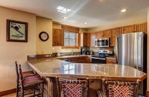 Christie Heights Condo | Spacious 2BR Thunder ski-in condo w/hot tubs & pools - walk to town & gondola!