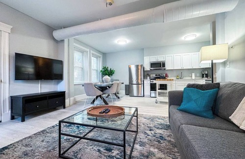 Aspinwall Hill Apartment | Spacious 3Bed, 2Bath, Near Hospitals & Transports