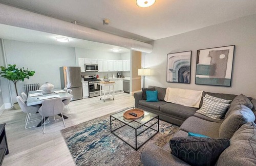 Aspinwall Hill Apartment | Spacious 3Bed, 2Bath, Near Hospitals & Transports