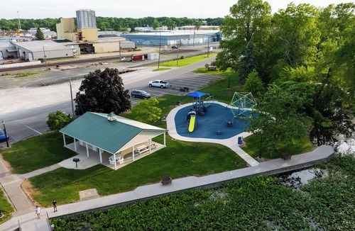Syracuse House | Spacious 4-bedroom lake cottage with lake access