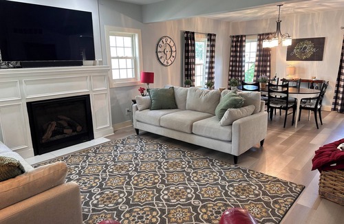 Harters Heights House | Spacious 4 Bedroom with Loft in Harter Heights. Walk to Notre Dame!