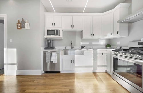 North Brookline Apartment | Spacious 4BR 2BTH Apt near NU