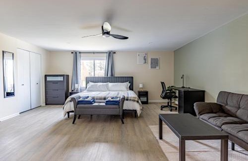 Ambridge House | Spacious 4BR Retreat With BBQ and Gym Sleeps 14