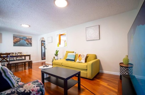 Medford Apartment | Spacious 5BR & 2BA House w Bathtub, Laundry, Kitchen near Stone Zoo 597