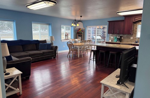 Diamond Ridge House | Spacious 6-bedroom+ Studio Apartment with 12+ Guests-Dog friendly in Homer Hills